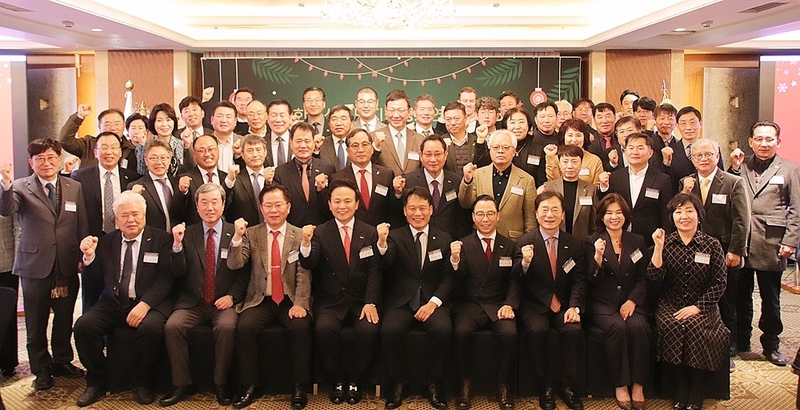 (사)한국산업단지경영자연합회·한국산업단지공단 관계자가 이달 28일 서울 중구 소공동 소재 롯데호텔에서 진행된 '성과 보고회 및 송년 교류회'에서 국내 산업단지 및 기업 성장을 위한 협력을 다짐했다. (출처 : 헬로티)