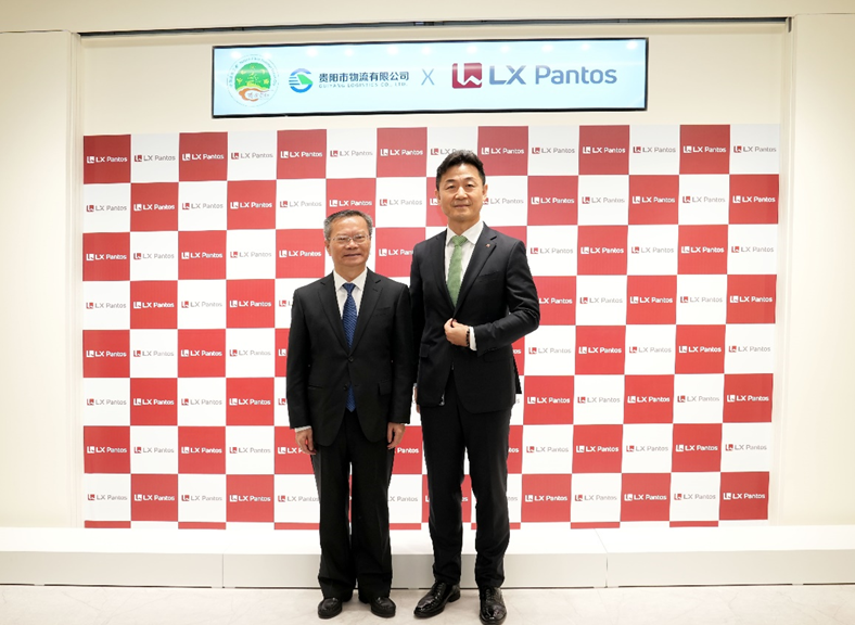 이용호 LX판토스 대표(오른쪽), 후쭝슝(胡忠雄) 중국 구이양시 당서기가 기념사진을 촬영하고 있다. / 출처 - LX판토스