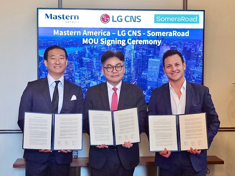 (왼쪽부터)오진석 마스턴아메리카 대표이사, 최문근 LG CNS 전무, 이안 로스 소메라로드 CEO (출처 : LG CNS)