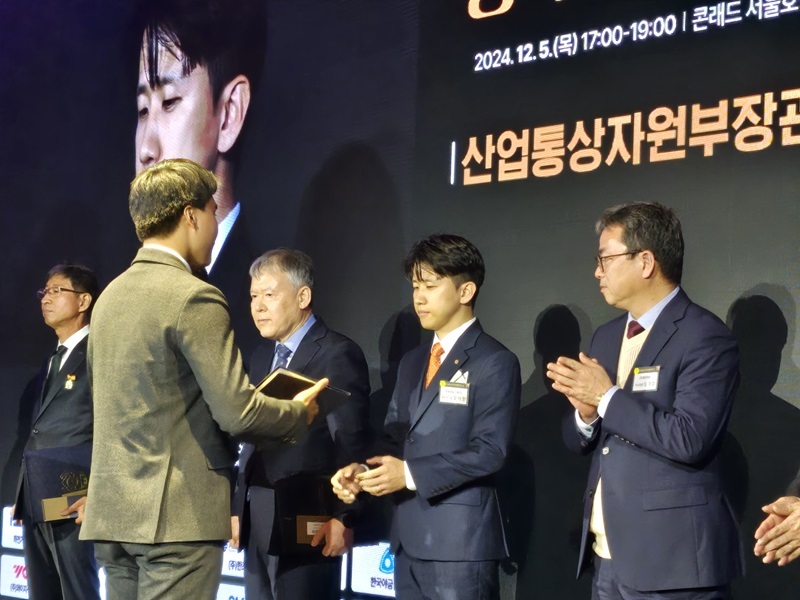 산업부 장관 표창 받는 오지한 한화정밀기계 책임연구원 (출처: 한화정밀기계)