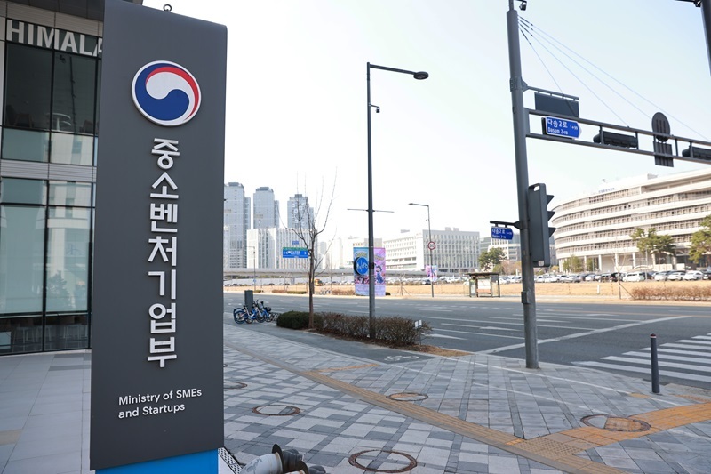 중소벤처기업부는 소상공인의 고용보험 가입을 촉진하기 위해 내년 1월 2일부터 '소상공인 고용보험료 지원사업'을 시행한다고 29일 밝혔다.