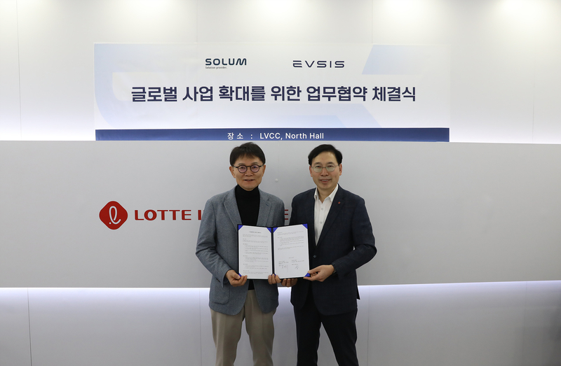 전성호 솔루엠 대표이사(왼쪽), 오영식 EVSIS 대표이사 (출처 : EVSIS)