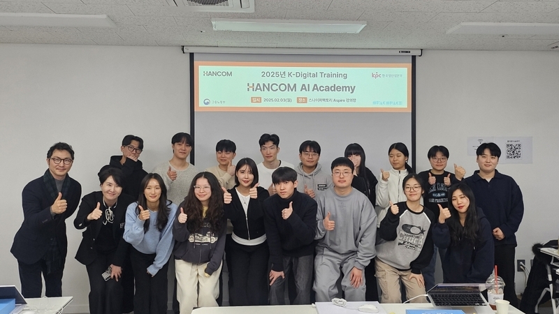 장승현 한컴 AI 사업 본부장(왼쪽 첫번째)과 수강생이 기념 촬영을 하고 있다. (출처:한컴)