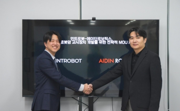 강형석 민트로봇 대표(왼쪽)와 이윤행 에이딘로보틱스 대표 (출처 : 에이딘로보틱스)