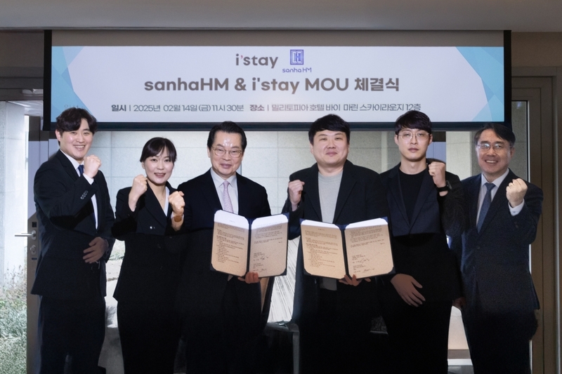 신상균 산하HM 대표(왼쪽에서 세 번째), 윤병두 티오더스테이 부대표(왼쪽에서 네 번째)