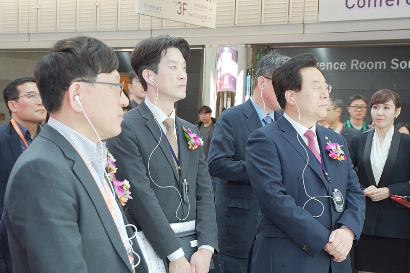 2025 스마트공장·자동화산업전 주요 내빈이 전시장 입장 전 전시회 개요에 대해 청취 중이다. (출처 : 헬로티)
