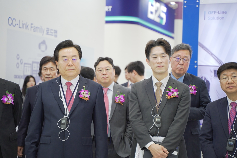 박상웅 국회 산업통상자원중소벤처기업위원회 의원(좌)과 노용석 중소벤처기업부 정책실장(우). (출처 : 헬로티)