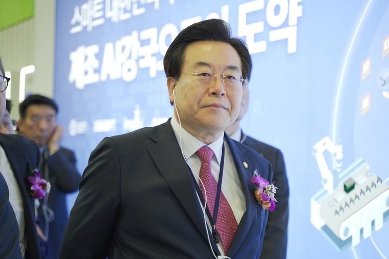 박상웅 의원이 참가업체 전시부스에서 제조 AI 강국으로의 도약을 다짐하고 있다. (출처 : 헬로티)