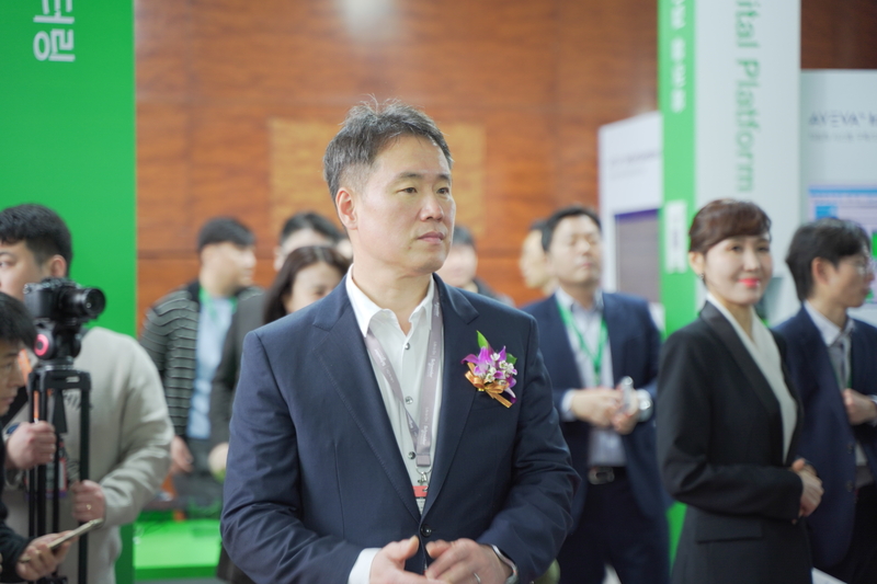 권지웅 슈나이더 일렉트릭 코리아 신임 대표가 2025 스마트공장·자동화산업전 전시장 본진에서 주요 내빈을 맞이했다. (출처 : 헬로티)