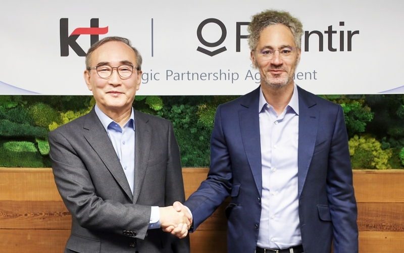 (왼쪽부터) KT 김영섭 대표, 팔란티어 공동 창립자 겸 CEO 알렉스 카프