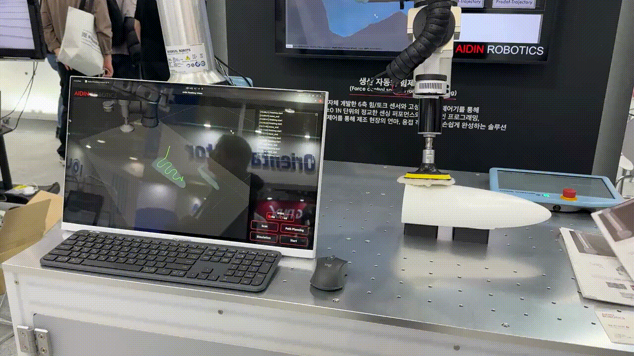 연마 공정을 수행하는 생산 자동화 힘 제어 솔루션이 참관객에게 가동 모습을 표현하고 있다. (출처 : 헬로티)