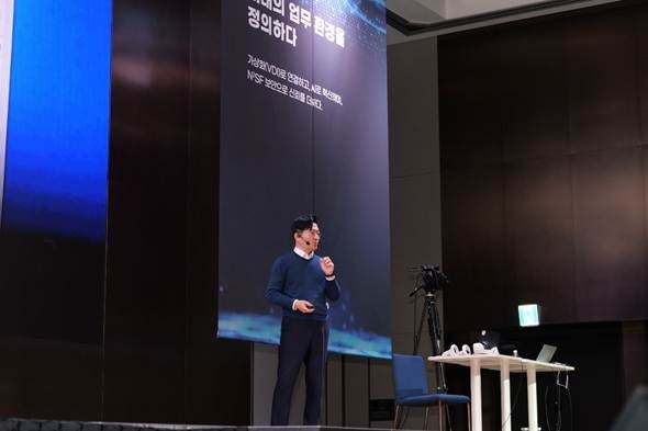 틸론 최백준 대표가 DAVEIT DAY에서 발표를 하고 있다. (출처 : 틸론)