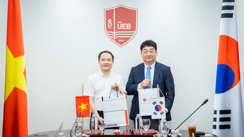 르 쭝 타잉 국립경제대학교 총장, 진성식 한컴 최고수익책임자(CRO) (출처 : 한글과컴퓨터)