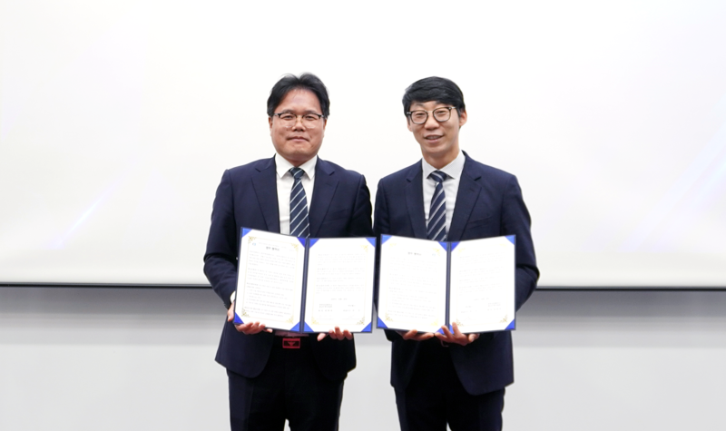 권혁대 대한상공회의소 충남인력개발원장(좌)과 전진 브릴스 대표이사(우)가 중부권 로봇 인력 개발에 힘을 합칠 것을 천명했다. (출처 : 브릴스)