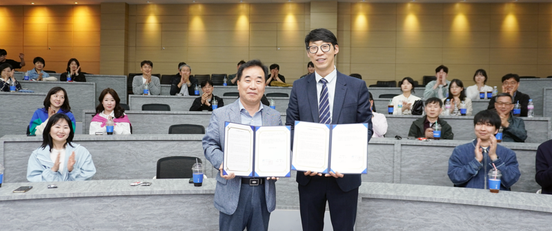 서정엽 서울인공지능고등학교장(좌)과 전진 브릴스 전진 대표이사(우)가 지난 30일 열린 양 기관 업무협약(MOU) 자리에서 서울인공지능고등학교 교사 70여 명이 참석한 가운데 지속적인 협력을 약속했다. (출처 : 브릴스)