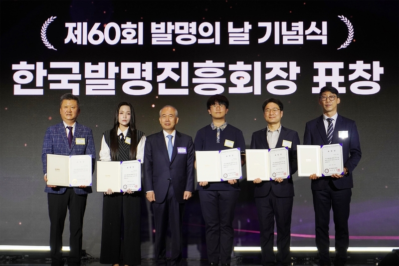 전진 브릴스 대표이사(오른쪽 끝)가 지식재산 기반 기술 개발 및 관리 역량을 인정받아 제60회 발명의 날 한국발명진흥회 표창을 수여받았다. (출처 : 브릴스)