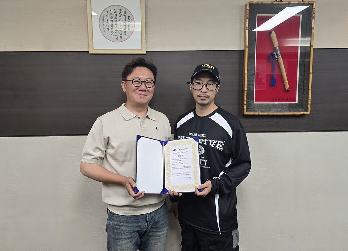 5월 26일, (주)첨단이 국내 스트릿 패션 브랜드 ‘덕다이브(DUCKDIVE)’의 중국 내 사업 전개 및 운영을 위해 블루블러드 어패럴과 합작 계약을 체결했다. 사진은 이준원 ㈜참단 대표(왼쪽)와 박준민 블루블러드 어패럴 대표가 계약식 체결 후 기념 촬영을 하고 있는 모습.
