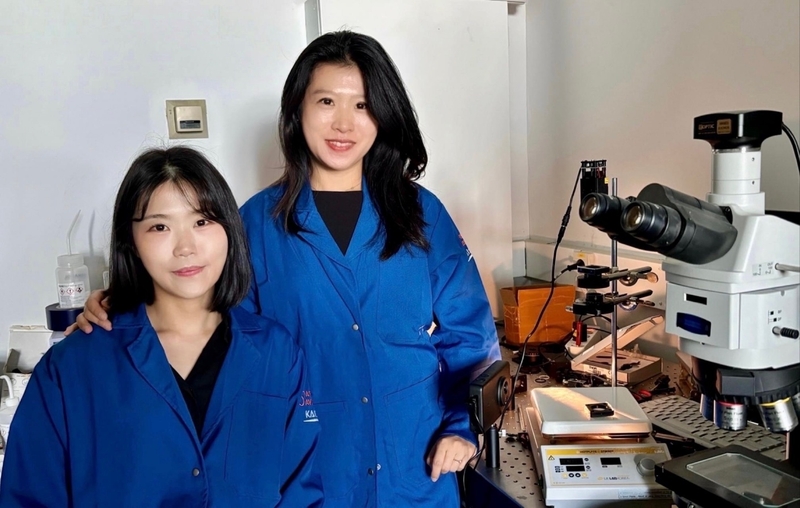 부경대학교 권준영 박사(왼쪽), 신소재공학과 염지현 교수 (출처 : KAIST)