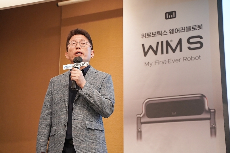 이연백 대표(사진)을 비롯한 위로보틱스 소속 연구진이 자사 보행 보조 웨어러블 로봇 '윔'의 효용성을 입증했다. (출처 : 헬로티) 