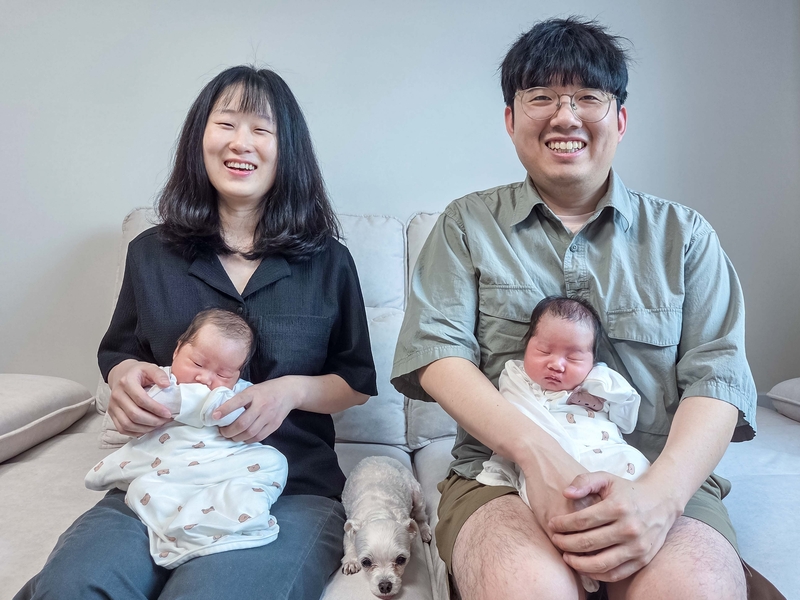 한화비전 강남경 책임(왼쪽)과 가족 (출처 : 한화비전)
