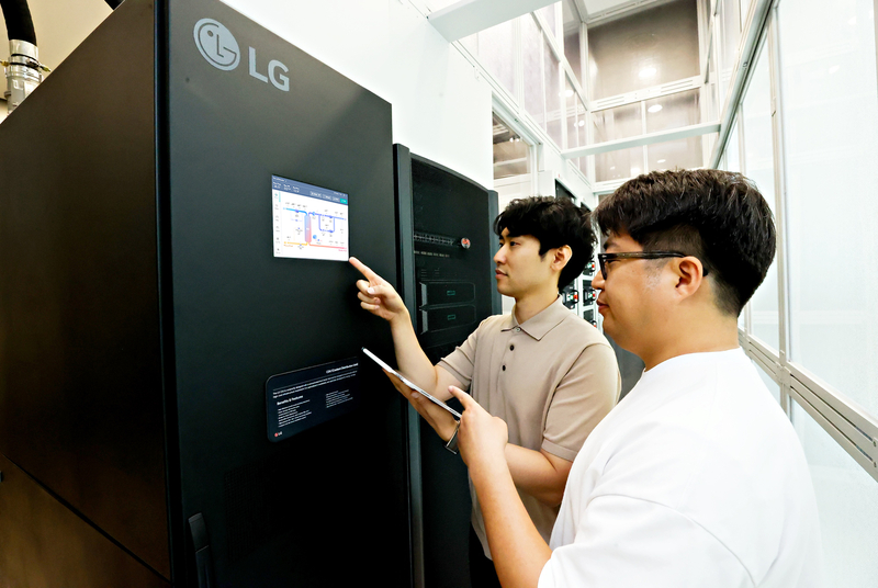 LG유플러스 직원이 AI 데이터센터 액체 냉각 설루션인 LG전자 CDU를 테스트하고 있다. (출처 : LG유플러스)