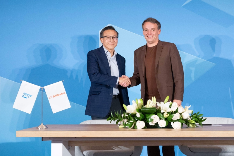 (왼쪽부터) 알리바바 그룹 조 차이(Joe Tsai) 회장, SAP SE 크리스티안 클라인(Christian Klein) CEO / 출처 - 알리바바