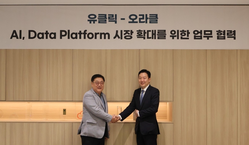 김성하 한국오라클 사장(왼쪽), 김철 유클릭 대표 (출처 : 유클릭)