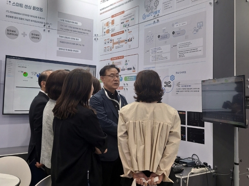 씨큐비스타 전덕조 대표가 IoTCYBER 부스를 찾은 보안관계자들에게 설명하고 있다. (출처:씨큐비스타)