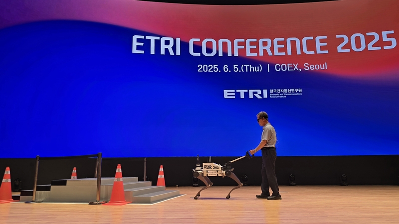 ETRI 방승찬 원장이 AI안내 로봇 ‘에디‘를 선보이고 있다. (출처 : ETRI)