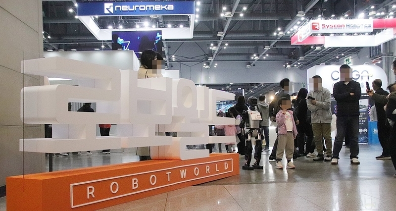 2025 국제로봇산업대전(International Robot industry Show 2025)가 개막을 앞두고 있다. 사진은 지난해 열린 2024 국제로봇산업대전 전시장 전경. (출처 : 헬로티)