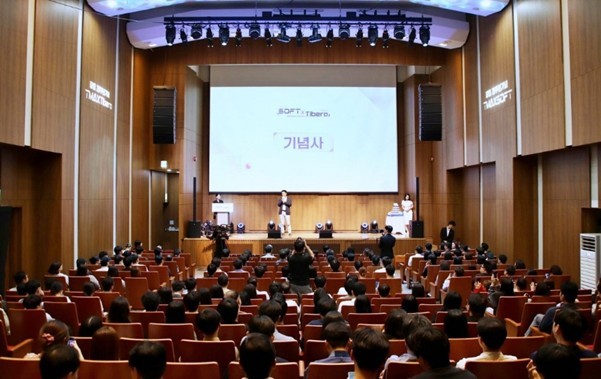 티맥스소프트 사업 대표 이형용 사장이 창립기념일 행사에서 기념사를 진행했다. (출처 : 티맥스소프트)