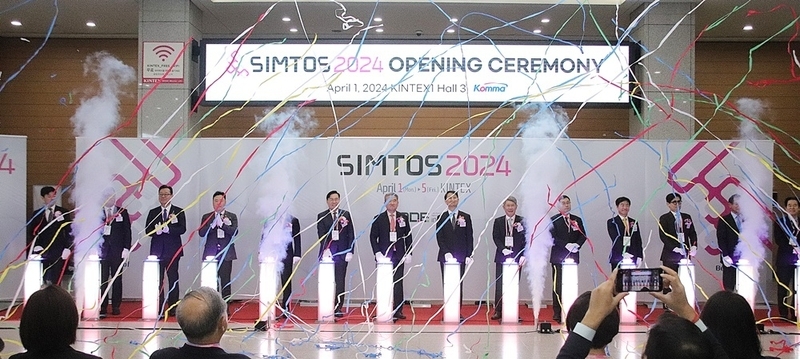 내년 4월 13일에 개막하는 ‘제21회 서울국제생산제조기술전(SIMTOS 2026)’이 전시회 준비에 박차를 가하고 있다. 사진은 지난해 열린 SIMTOS 2024 개막식 전경. (출처 : 헬로티)