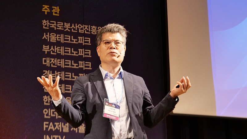 이용관 리쉐니에 대표는 다양한 스마트 팩토리 사업의 핵심 과제는 기술 수요기업과 기술 공급기업의 균형을 꼽았다. 이들이 협력 생태계를 꾸려 공동 성장을 이뤄야 한다는 게 이 대표의 발전 청사진이다. (출처 : 헬로티)