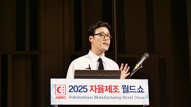 이동훈 한국미쓰비시전기오토메이션 과장은 각종 설비에서 도출되는 데이터가 완성하는 자율제조 시스템의 미래상을 내다봤다. (출처 : 헬로티)