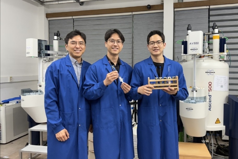 (왼쪽부터)김현우 교수, 김동훈·최경선 박사과정 (출처 : KAIST)