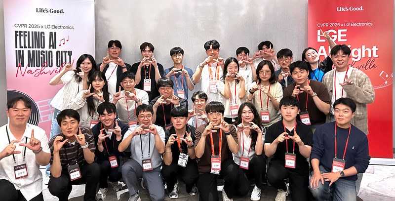 LGE AI Night에 참가한 학생들이 기념사진을 촬영하고 있다. (출처 : LG전자)