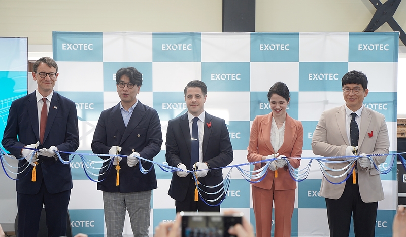 엑소텍 행사에 참여한 주요 관계자들이 커팅식을 진행하고 있다 / 출처 - 헬로티 