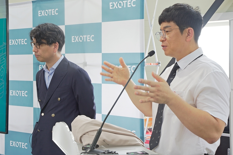 류 타테와키 엑소텍 아태지역 대표(좌)와 오지석 엑소텍 코리아 부사장(우) / 출처 - 헬로티 