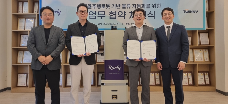 권지훈 컬리 본부장(왼쪽에서 두 번째)과 천홍석·천영석 트위니 대표(왼쪽에서 세·네 번째)가 국내 물류 혁신을 위한 의지를 다졌다. (출처 : 트위니)