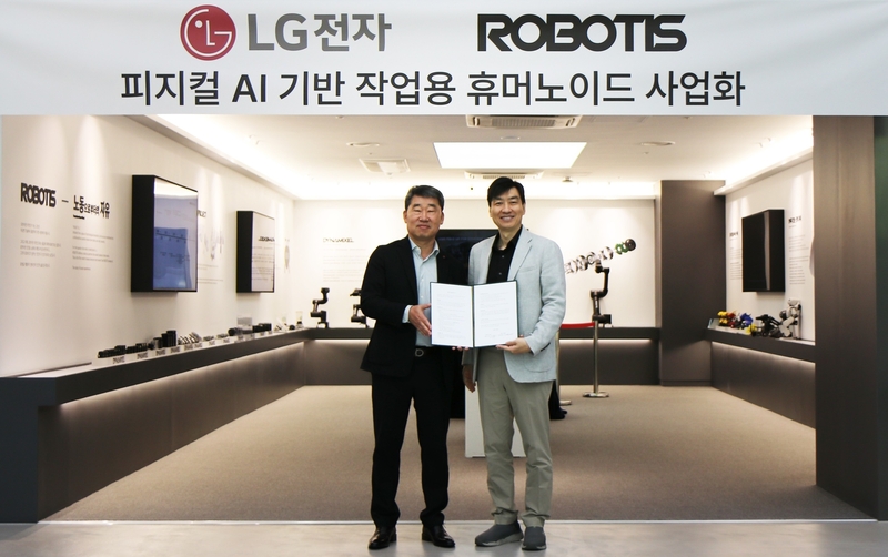 이현욱 LG전자 부사장(왼쪽)과 김병수 로보티즈 대표가 양사 협력을 기념하고 있다. (출처 : 로보티즈)