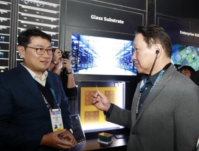 ‘CES 2025’ SK전시관에서 유리기판 살펴보는 최태원 회장 (출처 : SK 제공)