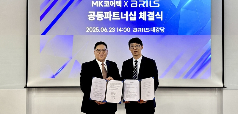 양구돈 엠케이코어텍 대표이사(좌)와 전진 브릴스 대표이사(우)가 국내 로봇 자동화 확산 여정을 함께하기로 했다. (출처 : 브릴스)
