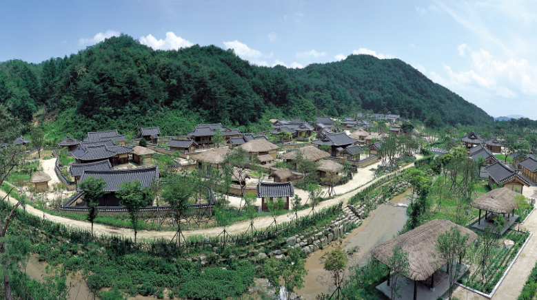 출처 : 영주시 / 영주 선비촌 / 국토부는 27일 영주시 새마을선비회관에서 '25년 총괄계획가 지원 사업에 선정된 11개 지자체가 참여하는 간담회를 개최한다.