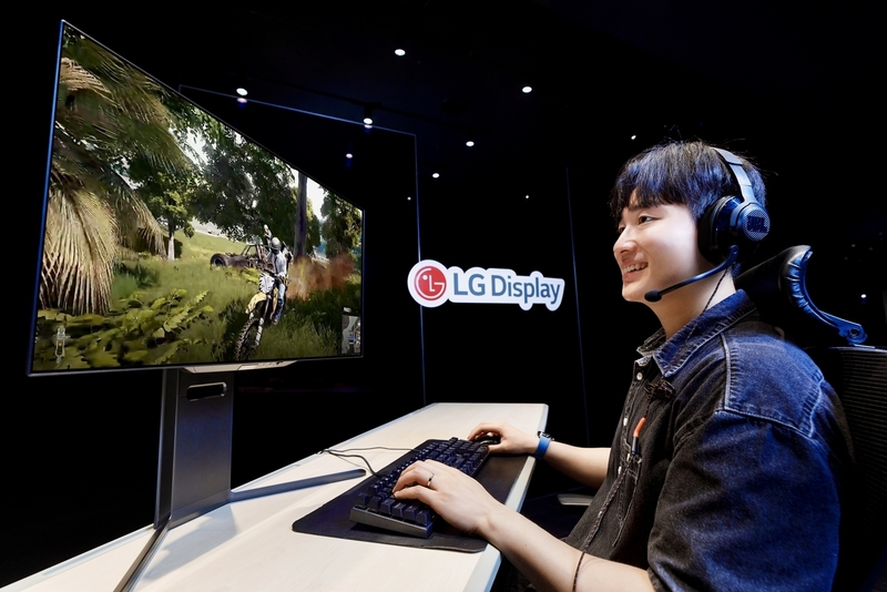 4세대 기술이 적용된 27인치 OLED 모니터 패널 (출처 : LG디스플레이)
