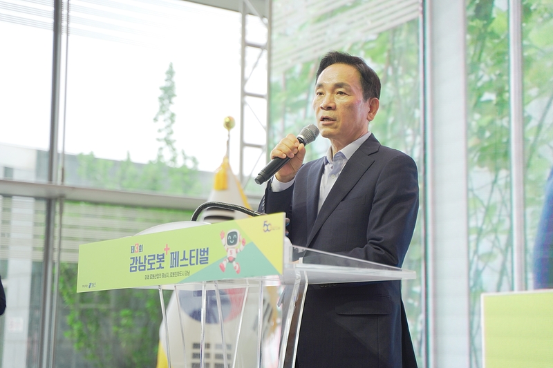 조성명 구청장은 강남을 국내 로봇 산업 거점으로 배치하고, 로봇 산업 경쟁력을 제고할 것이라 다짐했다. (사진 : 헬로티 최재규 기자)