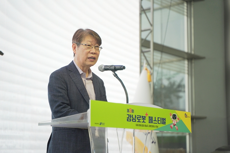 개막식 축사에서 로봇 이해관계 간 협력과 지속적인 청사진 마련을 강조하는 김진오 회장. (사진 : 헬로티 최재규 기자)