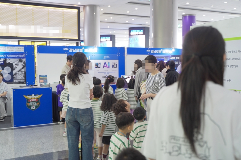 '제3회 강남 로봇 플러스 페스티벌' 참관객이 전시장에서 각종 로보틱스 기술을 경험하고 있다. (출처 : 헬로티 최재규 기자)