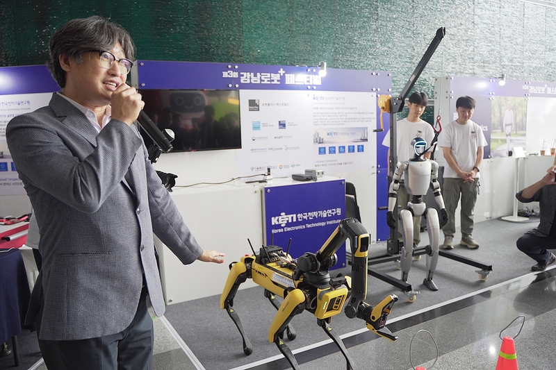 국내 로봇 관련 산·학·연·정·관이 총출동해 ‘제3회 강남 로봇 플러스 페스티벌' 현장에서 지속적인 협력과 상생 발전을 약속했다. (출처 : 헬로티 최재규 기자)