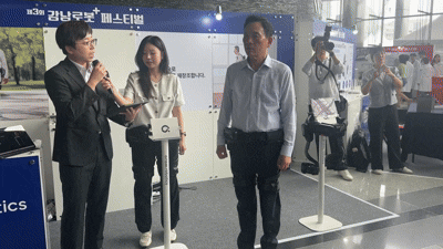 조성명 강남구청장이 엔젤로보틱스 웨어러블 로봇을 착용한 후 시연하는 중이다. (출처 : 헬로티 최재규 기자)