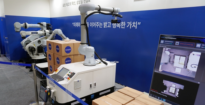 광주미래산업엑스포 현장에서 브릴스 팔레타이징 로봇 솔루션이 시연 과정을 통해 참관객의 이해를 돕고 있다. (출처 : 브릴스)